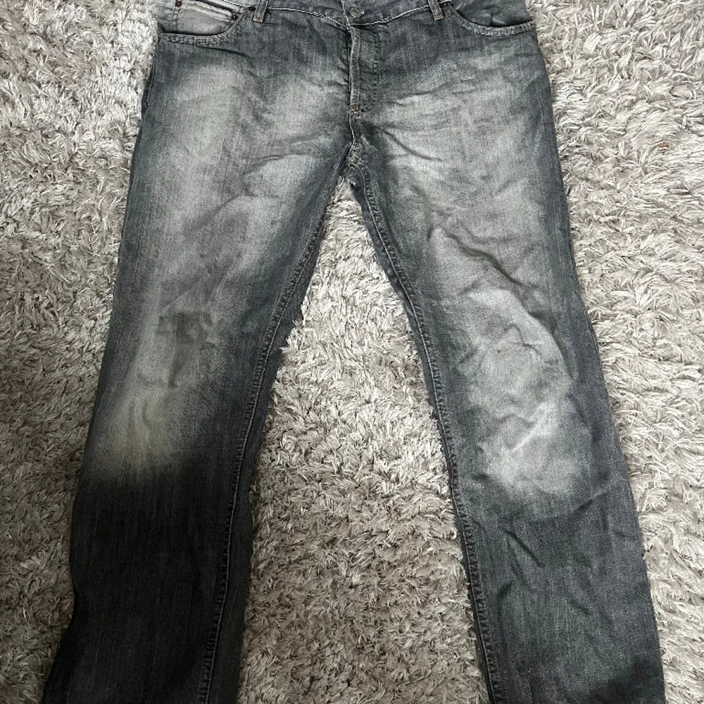 Levis jeans som sitter bra på mig som är 183 och väger 83. Jag diggar inte färgen men om nån annan gör de så kan ni få jeansen för 149kr. Jeans & Byxor.