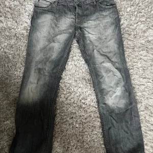 Levis Jeans 501 - Levis jeans som sitter bra på mig som är 183 och väger 83. Jag diggar inte färgen men om nån annan gör de så kan ni få jeansen för 149kr