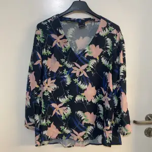 Fin blommig top loose fit 3/4 ärm 36 ginatricot 