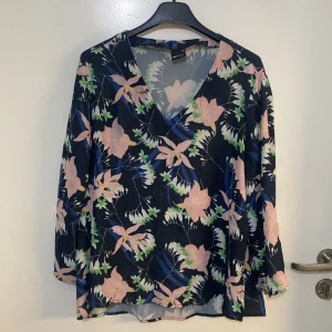 Fin blommig top 3/4 ärm 36 - Fin blommig top loose fit 3/4 ärm 36 ginatricot 