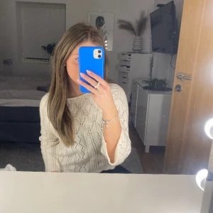 Vit tröja - Stickad tröja endast använd en gång💙