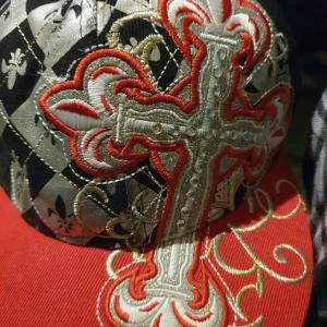 Keps  - Köpte från plick men bliv lite för stor för mig den är väldigt cool pris kan diskuteras. 💕 