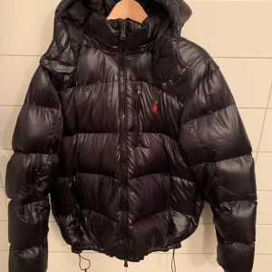 Polo Ralph Lauren Jacka - Polo Ralph Lauren jacka som är sparsamt använd. Storlek Xl men sitter mer som L/M om du frågar mig