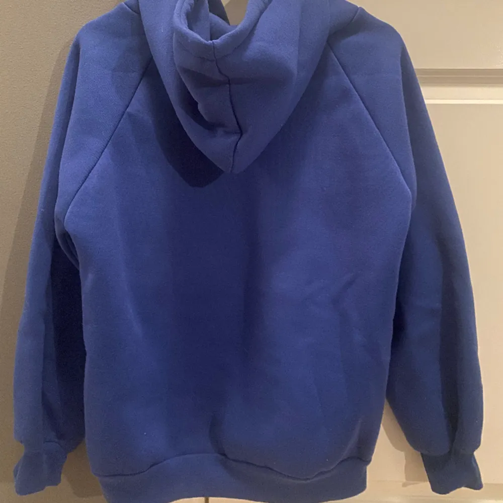 Säljer en jätte fin mörk blå hoodie från shein. Säljer den för att det inte kommer till användning. . Hoodies.