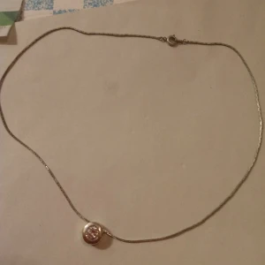 Halsband med hänge och liten vit sten silverfärgad  - Halsband med hänge och liten vit sten .