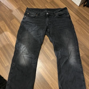Low Rise jeans från weekday - Lågmidjade jeans från weekday modellen är arrow. Lite slitna längst ner på byxorna pga dom har varit för långa så har gått på dom annars jättebra. Storlek 34/30