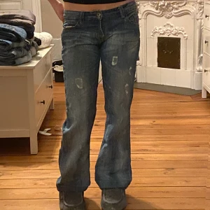 Lågmidjade jeans - Lågmidjade jeans med slitningar. Ja på bilden är 165💞 Innerben: 71 Rakt över midjan: 39