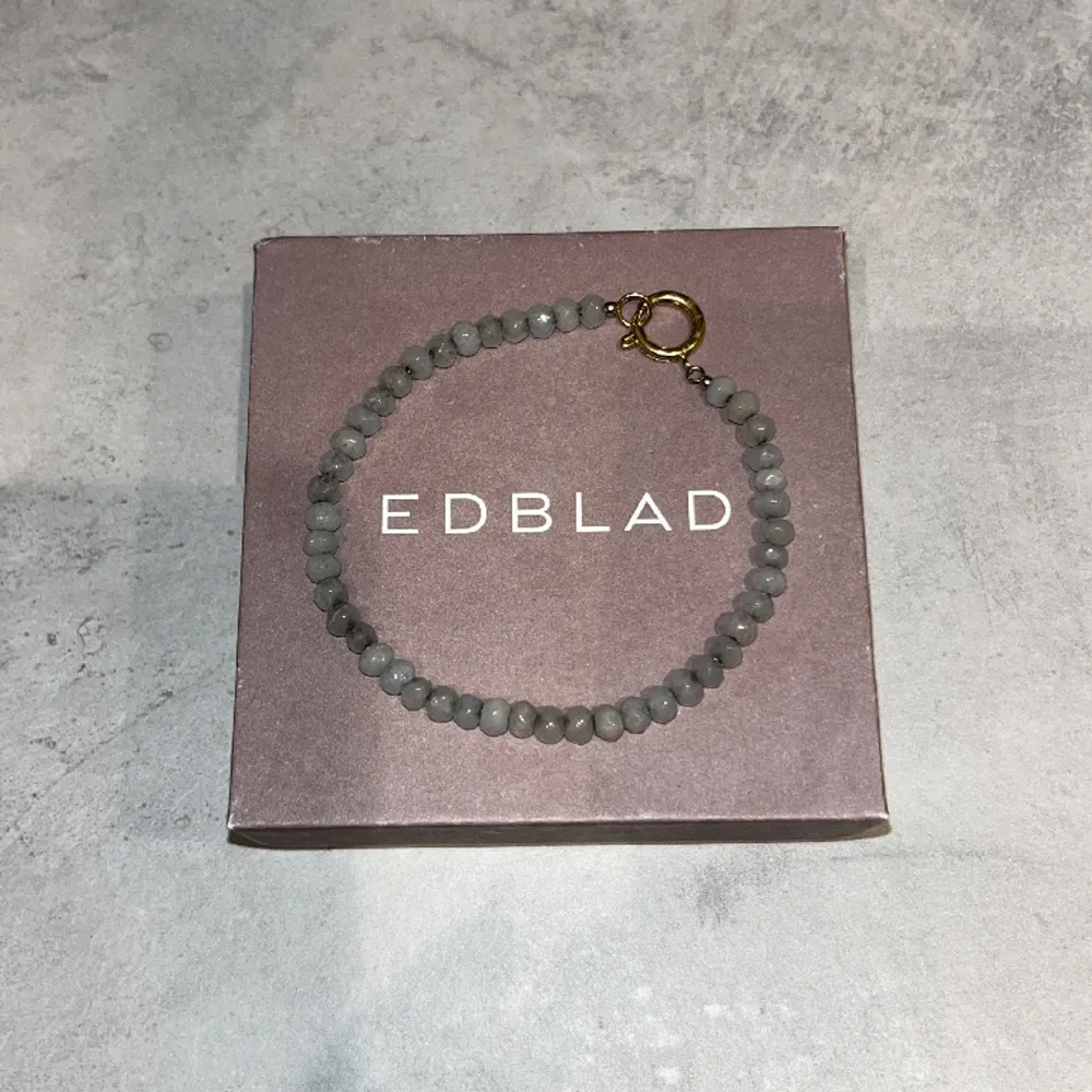 Edblad armband med grå pärlor. Säljer för 185kr men kan oxå minska priset. Det står Edblad på ringen. Har aldrig använt den🩷. Accessoarer.