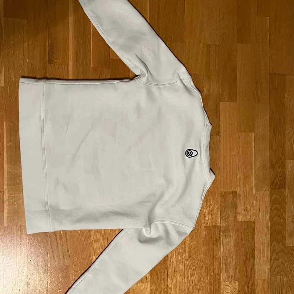 Säljer min sail racing sweatshirt då den inte kommer till användning. Nästan aldrig använd då jag fick hem fel modell. Storlek 160 och jag på bilden är 165cm . Hoodies.