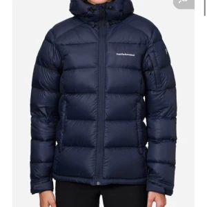 Peak jacka - Fin Peak Performance W FROST DOWN JACKET, ARTWORK BLUE. Använd mycket men i bra skick! Har haft ett hål i insidan av högra fickan då jag hade ett spetsigt föremål där. Köptes för 4000kr! Har satt på en lagningslapp, det är ändå på insidan så syns ej.