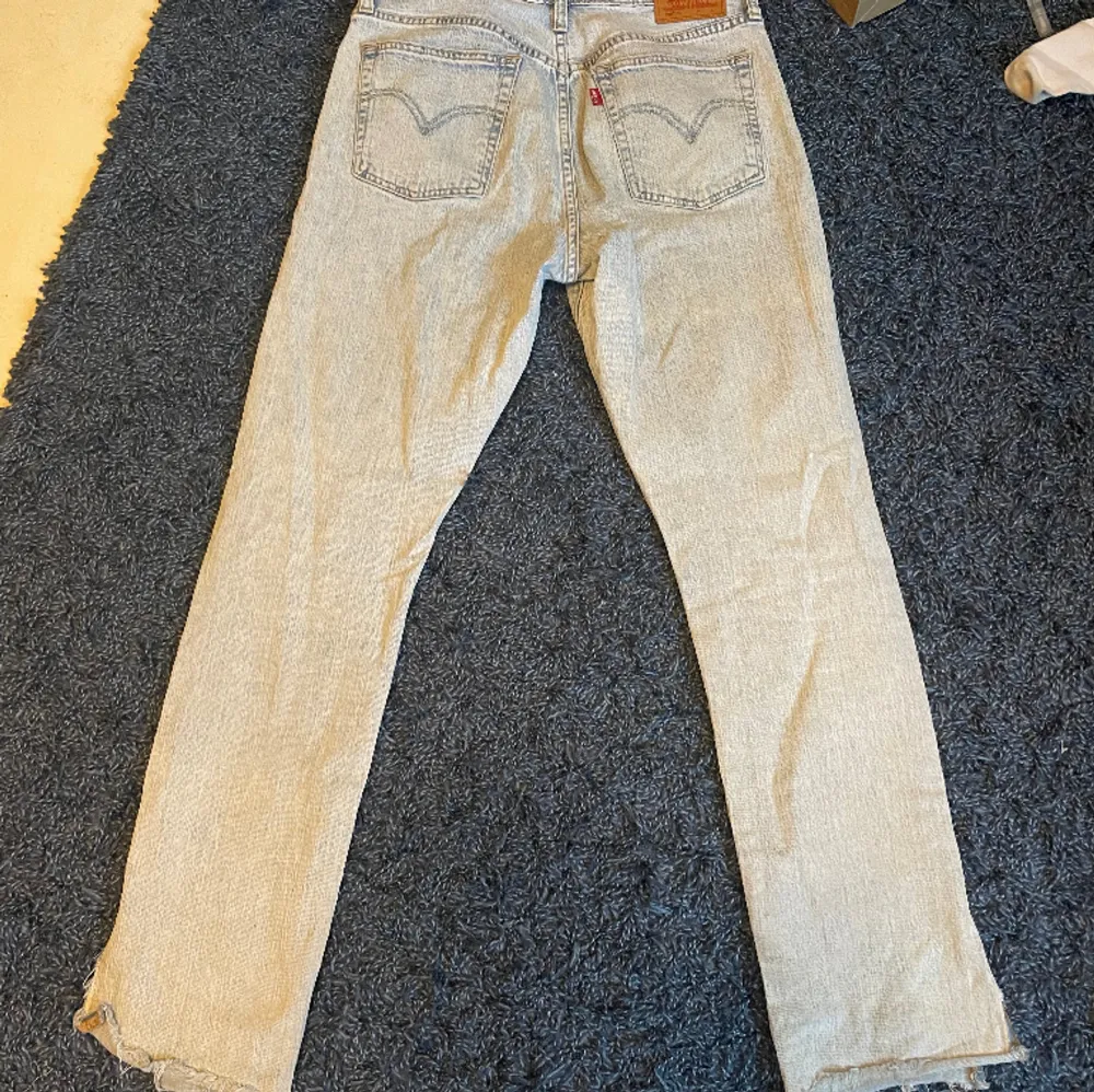 Levis 501 vintage i väldigt bra skick (btw det ska vara så vid änden och är så på båda ändena. Storlek 29/32. Jeans & Byxor.