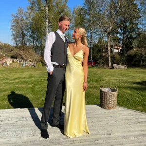 Balklänning  - Intressekoll på min fina balklänning! Endast använd 1 gång under min studentbal, inga defekter eller fläckar.   Passar på mig som är en stl XS och 170cm lång. ❤️