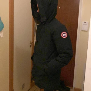 Canada goose jacka - Hej säljer denna jacka på grund av att jag har tröttnat på den, den är såklart äkta, köpte den för ungefär 1 år sen av nk för 13000kr, om du är intresserad hör av dig👍
