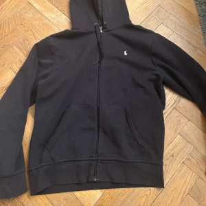 Ralph lauren zip hoodie  - Väldigt fint skick, inga hål eller fläckar. Storlek m och passar som m. Äkta såklart, kom en dm för äkthetsbevis