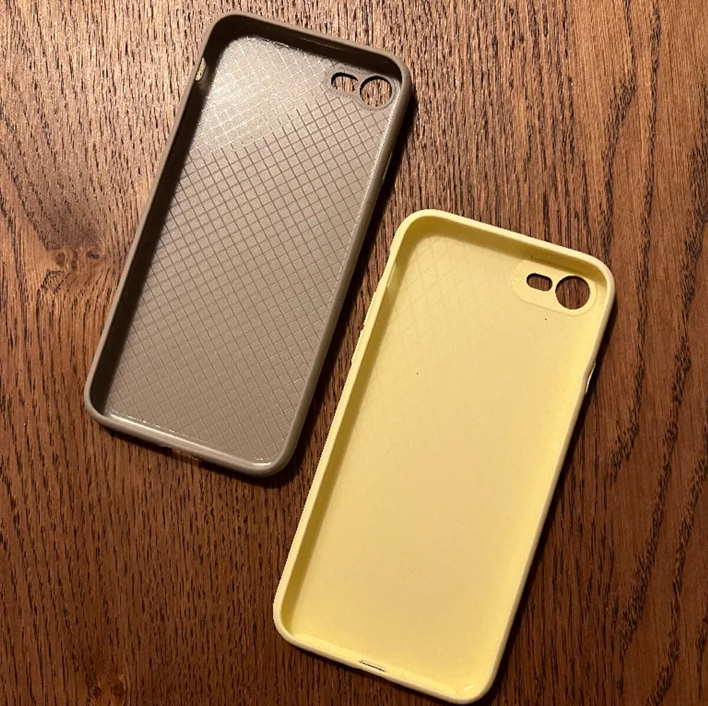 Helt nya Holdit mobilskal för IPhone 8. Ett i ljus gul och ett i grå/beige💛 Nypris 199 kr styck. . Accessoarer.