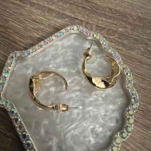 Guld örhängen  - Guld örhängen köpta från Shein trodde de skulle va mindre, aldrig använt dom. Frakt kostar 15:)