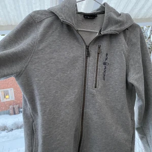 Sail Racing zip up - Hej! Jag säljer min sail racing hoodie. Den är grå och är i väldigt bra skick. Jag säljer den för att den har blivit för liten. Så jag använder den ej. Nypris: 1000kr  Använd väl inga defekter. 