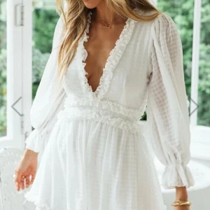 Vit klänning  - Jättesöt vit klänningen från Dennis Maglic som passar perfekt till studenten!! Aldrig använt den, sitter perfekt på mig som vanligtvis bär s/xs. Nypris 899kr