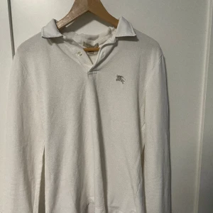 burberry pike longsleeve - Säljer min burberry tröja då jag inte snvänder den. tröjan har inga defekter och är i fint skick. Köptes här på plick för ett halvår sen. Skriv vid mindta fundering. kvitto saknas