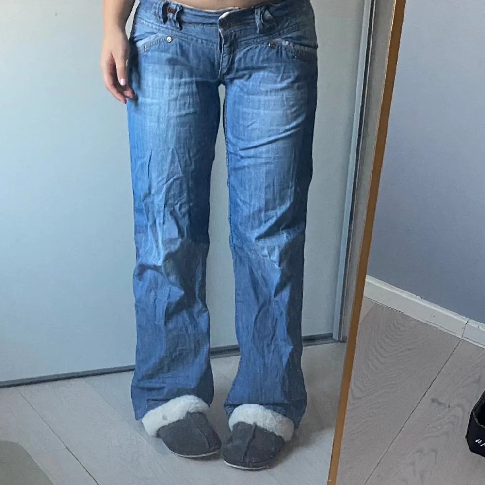 Supersnygga mörkblå lågmidjade vintage jeans! . Jeans & Byxor.