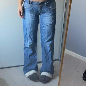 Supersnygga mörkblå lågmidjade vintage jeans! 