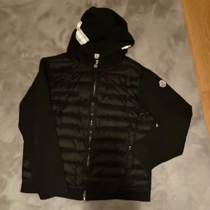 Moncler cardigan jacka - Säljer denna då jag inte använder den och har skaffat en ny jacka, inga skador på den eller hål etc. Hann använda den i cirka 1-2 månader.