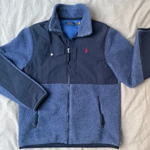 Ralph lauren fleece jacka - Tjena, jag säljer min Ralph lauren fleece jacket i färgen navy blue i storlek M, nypris ligger på 2695kr. Den har använts under en kort period men ser fortfarande ut som ny🙌🏽