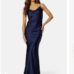 Balklänning - säljer min balklänning från bubbleroom, endast använd 1 gång därmed superbra skick 💕 nypris ca 1200kr