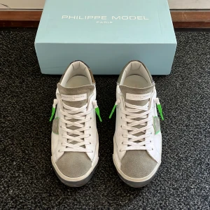 Philippe Model - Sparsamt använda models som är perfekta nu i sommar. Hör av er om ni har några frågor. Pris kan diskuteras vid snabb affär.