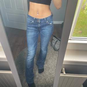 Säljer dessa fina low waist jeans från märket lee, w26 L31 vilket motsvarar cirka storlek Xs-S