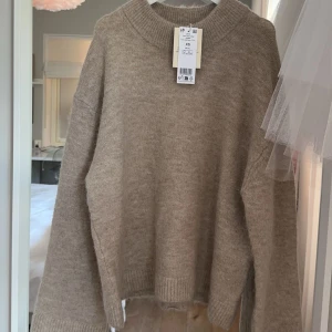 Beige stickad från Gina tricot - Säljer min helt oanvända beiga stickade från Gina tricot i storlek xs💕💕