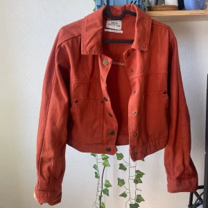Jeansjacka - Jeansjacka i cool färg från Urban Outfitters. Passar både storlek XS-M