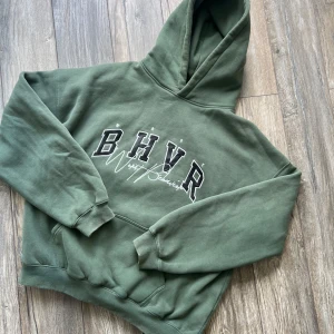 WRSTBHVR grön hoodie - Slutsåld grön hoodie från Zalando i gott skick! Nypris ligger på cirka 1300 kr. Osäker på om det är dam- eller herrmodell. Skriv om ni vill ha fler bilder🥰💕