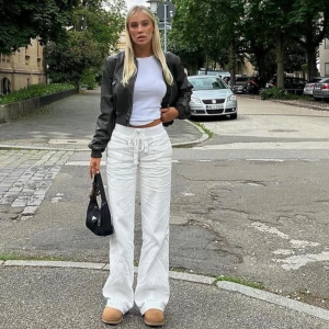 Alobha Label Linnebyxor - Säljer mina alobha Label linnebyxor då jag inte tycker de sitter fint på mig :(. Storlek M, men insydda efter mig (36cm höft till höft, 163cm lång). Säljer lite billigare eftersom de är omsydda. Tror de går att lägga ner igen.