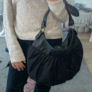 Snygg handväska - Säljer denna snygga handväskan i en cool modell. Väskan är ett par år gamla och vet tyvärr inte vart den är köpt❤️Det finns ett fack innanför vädkan, vädkan jag ingen dragkedja men en knapp😍😍