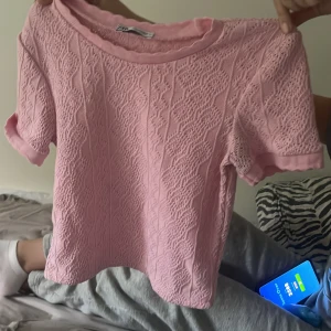Zara t-shirt  - Jätte fin slutsåld tröja från zara