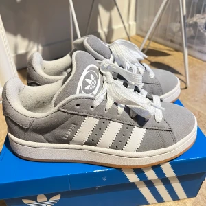Gråa adidas campus 00s - Säljer dessa fina adidas campus för att det kommer inte mycket till användning, använd antal gånger men är fortfarande i mycket bra skick. Skriv för fler bilder eller vid frågor💕