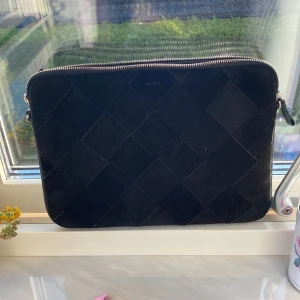 Skit snyggt datorfodral ifrån Wera! - Jätte snyggt svart datorfodral ifrån Wera perfekt inför skolan!💞 Helt oanvänd, mått på sista bilden! Skriv om du har några frågor eller vill ha mer bilder!