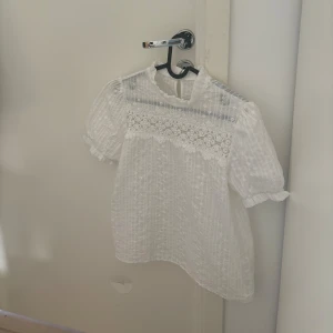 Topp - Säljer denna tröja i storlek S. Endast använd 2 gånger.