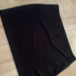 Svart mini kjol - Helt okej skick, lite trasig från insidan uppifrån men inga hål