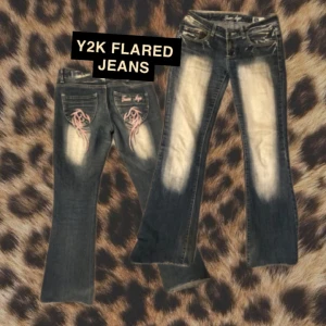 Y2K FLARED JEANS - 💋från märket Teen age, jättecoola o unika jeans! Säljer då jag ej använder💞