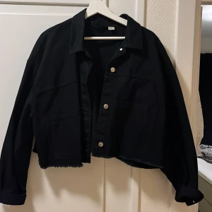 Svart jeansjacka - En snygg oanvänd jeansjacka.  