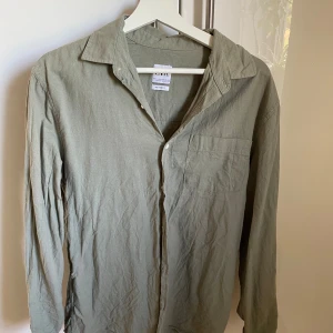 Linneskjorta från Zara - Bra skick. Nypris ca 300kr.