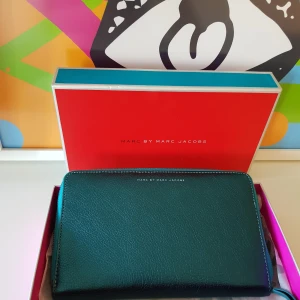 Marc Jacobs stor plånbock - Marc Jacobs stor plånbock äkta i bra skick