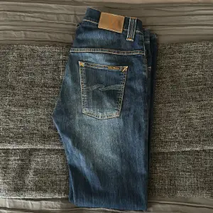 Ett par mörkblåa nudie jeans med extremt snygg tvätt! Felfritt skick! Modellen är thin finn, dvs slimfit. Nypris runt 1700!