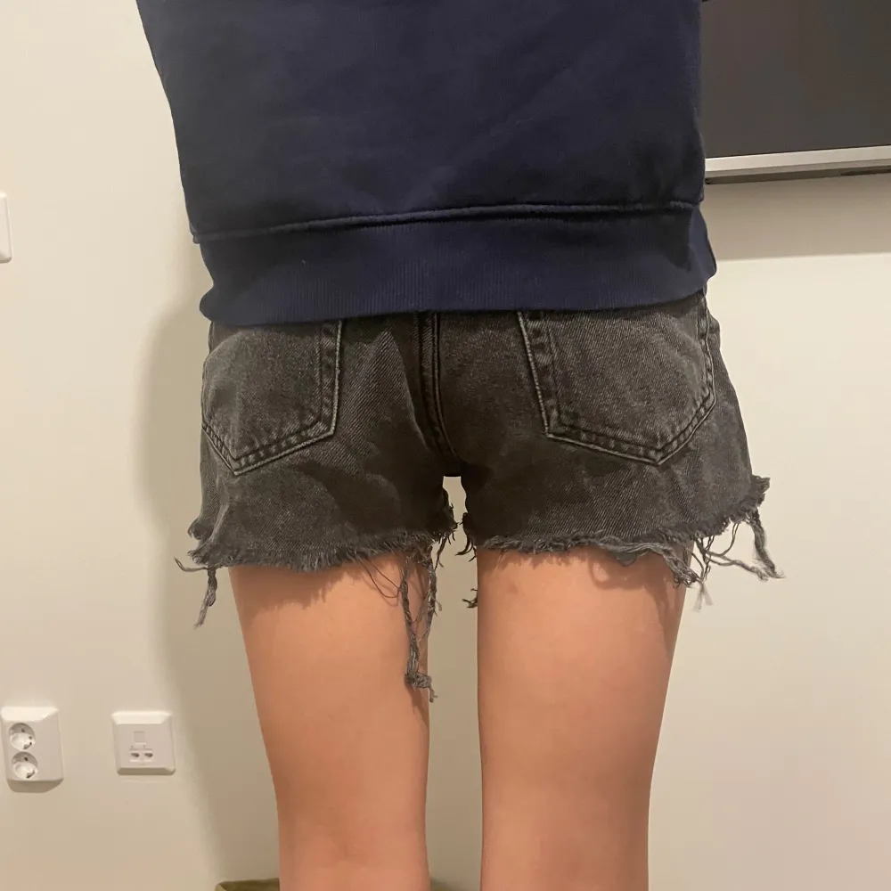Fina mörka jeans shorts i storlek 34 från pull and bear💞. Shortsit.