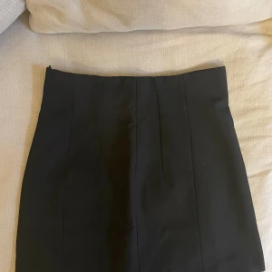 Svart kjol Zara strl 34 - Kommer i jättefint skick. Nyskick. Passar ej längre efter graviditet. Nypris 399kr. 