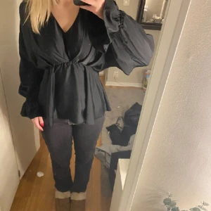 Blus svart - Svart blus ifrån nakd, storlek 36. Använd fåtal gånger så nyskick!💘