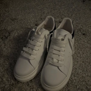 Alexander Mcqueens  - Ett par riktigt fräscha skor till sommaren ☀️  Skorna är köpta på Plick och är i väldigt bra skick, ända negativa är det svarta på sulan men inget man märker av.  Priset är beroende på att det inte finns något og 🤩 