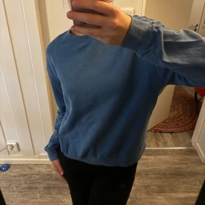 Blå sweatshirt 💙 - Så mjuk och härlig! Superfint skick och sitter som en crewneck ska 🤗